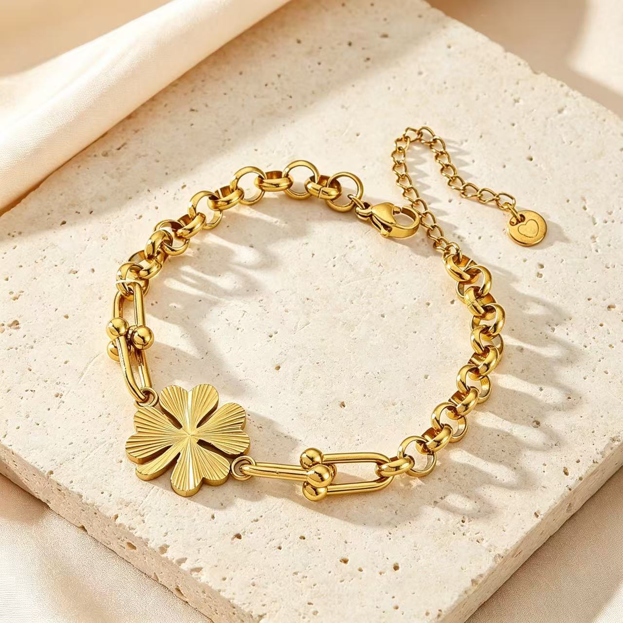 304 Stainless Steel PVD Gold Textured Four‑Leaf Clover Paperclip Chain Bracelet - Image 2