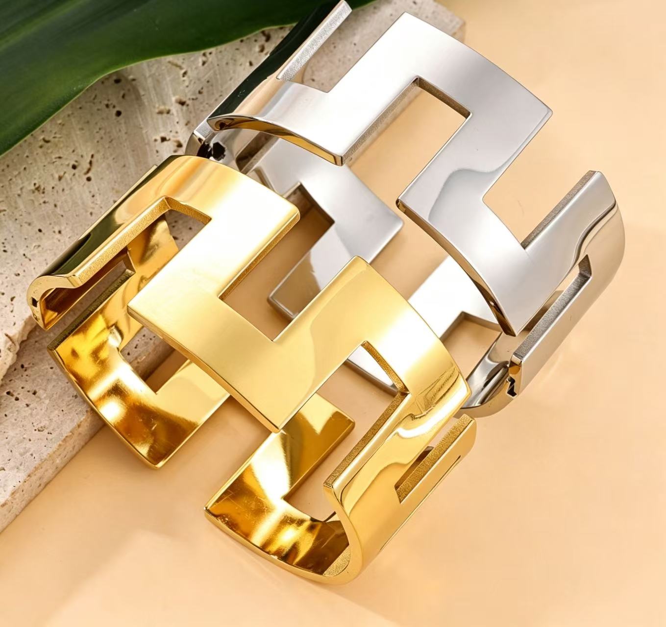 304 stainless steel great‑wall pattern hinged bangle,gold color